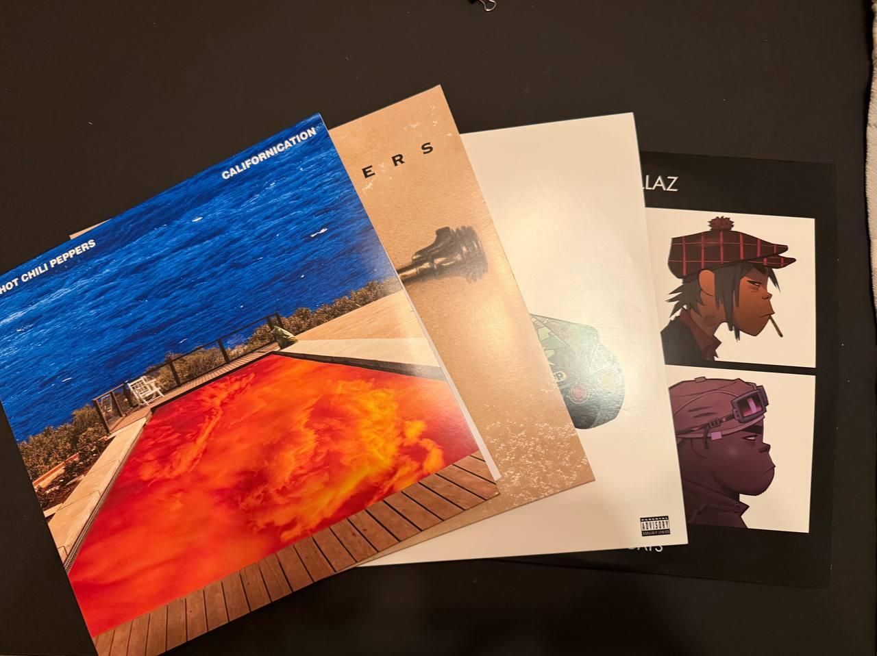 Discos de vinilo:Californication de red hot chilli peppersFoo fighters: foo fightersGorillaz: gorillazDemon days: gorillaz