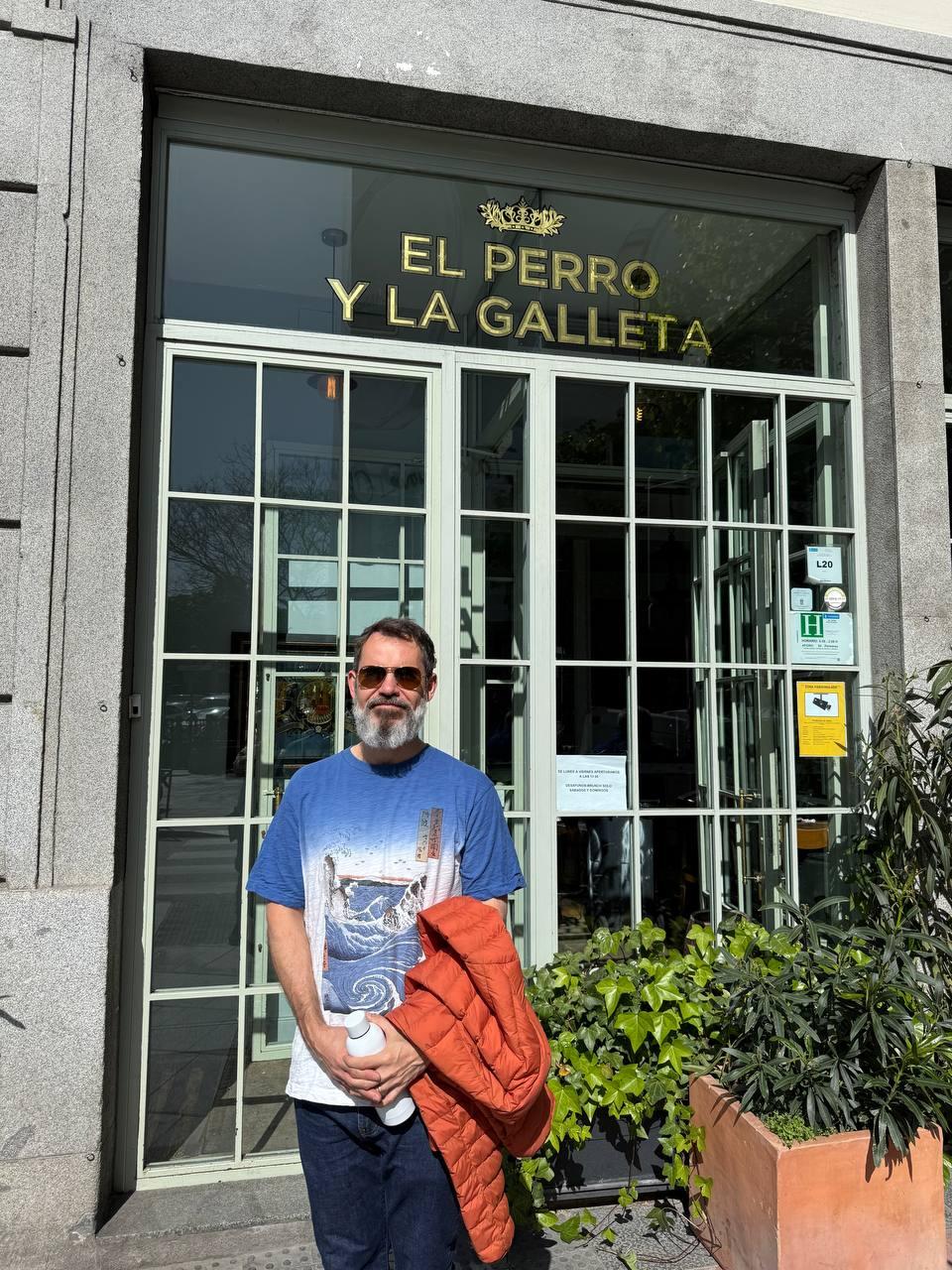 Yo (perrito) delante de un local que se llama &nsbqel perro y la galleta&nsbq