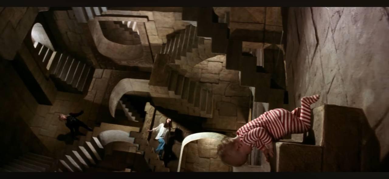 Escena de laberinto donde todos caminan en una pared en un plano distinto