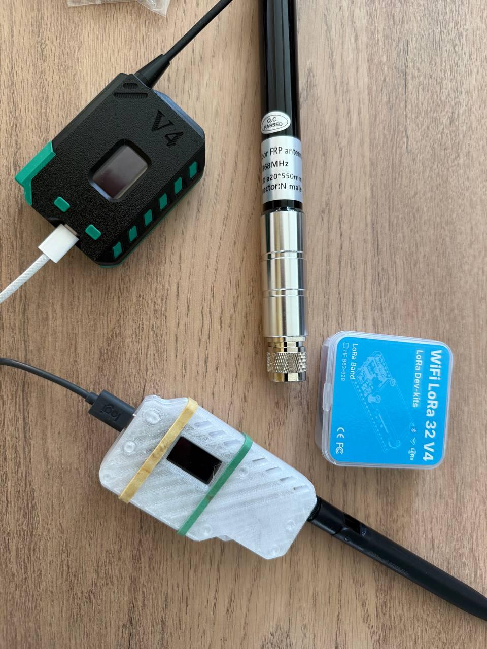 Couple of heltec v4 LoRa devices and big antenna